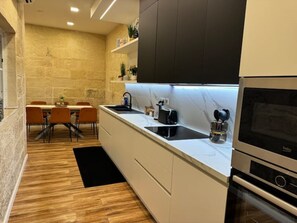 Microwave, oven, dishwasher, coffee/tea maker