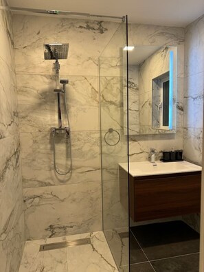 Hårføner, håndklær, såpe og toalettpapir