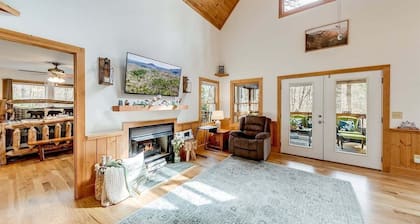 Cozy 2BR cabin near Helen, GA, with a private waterfall and gold panning fun!