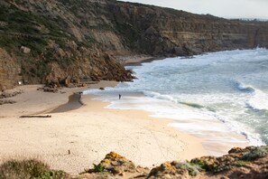 Una spiaggia nelle vicinanze