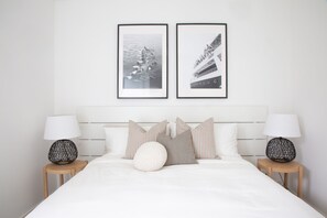 2 quartos, ferros/tábuas de passar roupa, berço de viagem