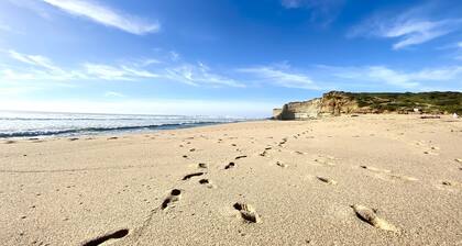 Presente Haven Studio: walk to Ribeira d'Ilhas, reserve and town of Ribamar