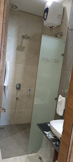 Ducha, cabezal de ducha tipo lluvia, toallas, jabón