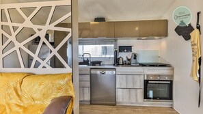 Kühlschrank, Mikrowelle, Ofen, Geschirrspüler