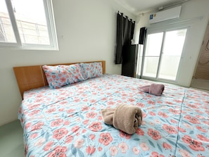 1 bedroom, down comforters, individually decorated, free WiFi - At Samutsakorn Suansom (Samut Sakhon)