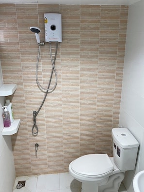 Douche, douche à « effet pluie », sèche-cheveux, serviettes fournies