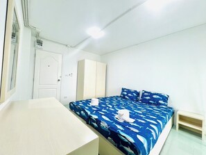 Habitación básica con 1 cama doble o 2 individuales, balcón | 1 dormitorio, edredones de plumas, decoración individual y wifi gratis