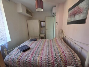 2 Schlafzimmer, Schreibtisch, Reisekinderbett, kostenloses WLAN