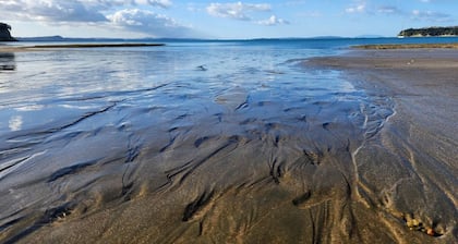 Fully self contained guest suite, beautiful sea views.  7 minutes walk to beach