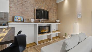 Smart TV, fireplace