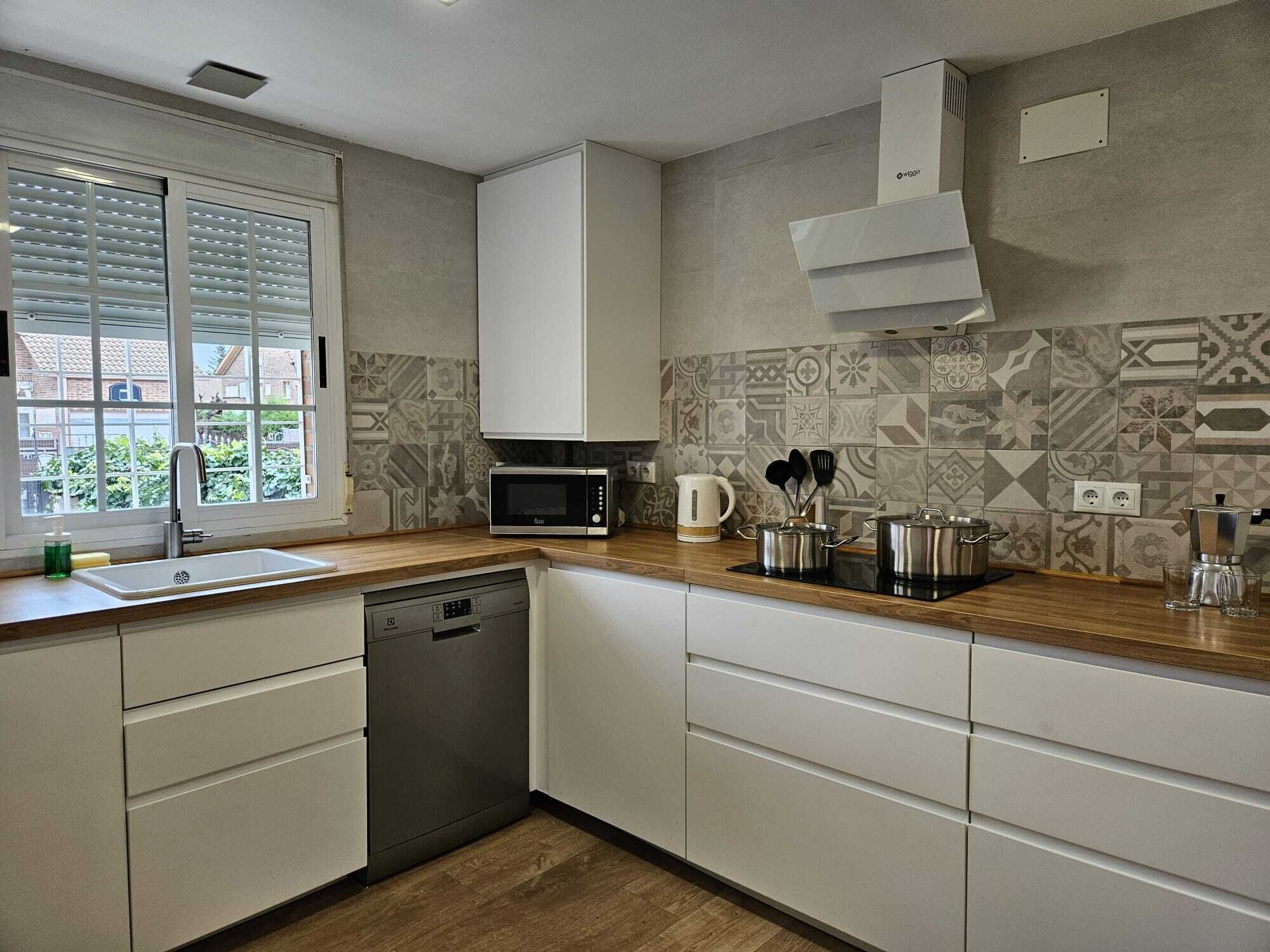 電子レンジ、オーブン、コンロ、食器洗い機