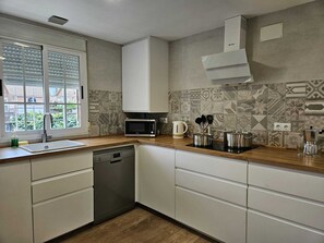 Microondas, horno, placa de cocina y lavavajillas