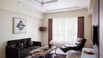 Luxury Suite, City View | 1 bilik tidur, meja, seterika/papan seterika, Wi-fi percuma