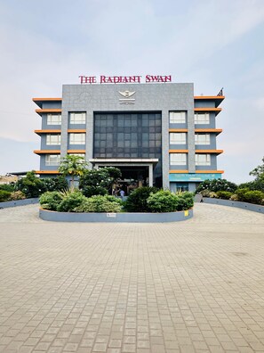 Front of property - The Radiant Swan (Vagra)