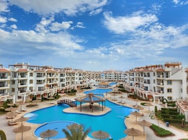 Et resort med flere swimmingpools, en bro og havudsigt.
