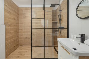 Apartamento, 1 quarto, sacada, de frente para o mar | Banheiro | Chuveiro, toalhas de banho