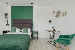 Apartamento, 1 habitación, balcón, mirando al mar | 1 dormitorio y ropa de cama