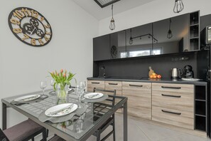 Appartement, 1 chambre, balcon, vue mer | Cuisine privée | Four, lave-vaisselle, cafetiÚre/bouilloire, bouilloire électrique