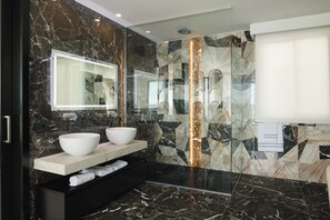 Suite superior, 1 habitación | Baño | Regadera, regadera tipo lluvia, amenidades de baño de diseñador 
