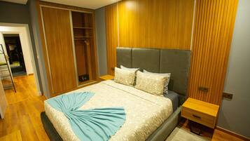 Appartement, 2 slaapkamers | Een kluis op de kamer, een bureau, verduisterende gordijnen