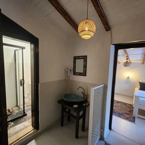 Chambre Deluxe | Salle de bain | Douche, articles de toilette gratuits, sèche-cheveux, chaussons