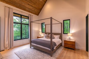 4 slaapkamers, een strijkplank/strijkijzer, reisbedje, gratis wifi