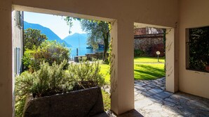 A room with a view of a mountain and lake through a window. - Olea (Tremezzina)