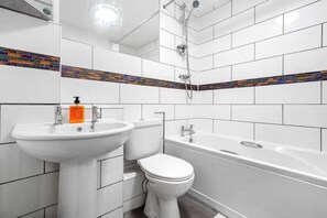 Haartrockner, Handtücher, Seife, Toilettenpapier