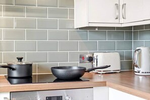 Private kitchen - Entire 2 Bedroom Luxury Apartment with Free Parking (Milton Keynes)