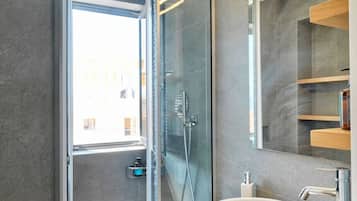 Kostenlose Toilettenartikel, Haartrockner, Bademäntel, Handtücher