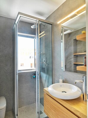 Gratis toiletartikelen, een haardroger, badjassen, handdoeken