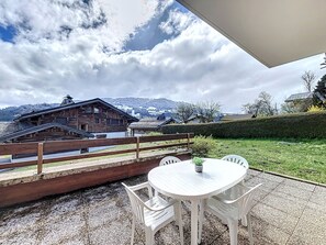 Outdoor dining - Charming 2BR Apartment with Mont Blanc Views, Terrace & Parking (Demi-Quartier)