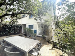 Outdoor dining - Arcachon - Charming 3BR Home with Garden, Close to Beach, WIFI, and Parking (Arcachon)