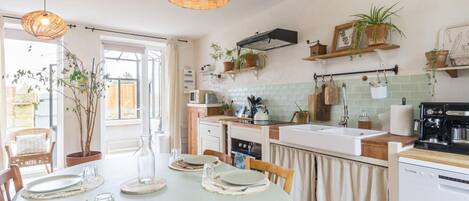 Réfrigérateur, four à micro-ondes, un four, lave-vaisselle