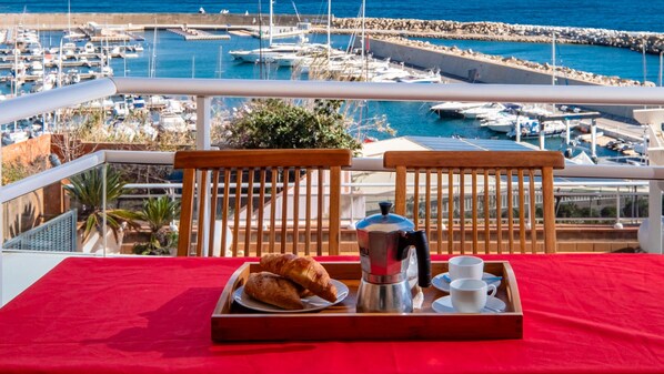 Outdoor dining - 2-Bedroom Apartment with Wifi and Parking in Palamós (Palamós)