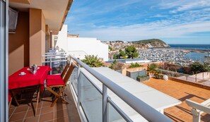 Outdoor dining - 2-Bedroom Apartment with Wifi and Parking in Palamós (Palamós)