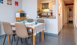 Dining - 2-Bedroom Apartment with Wifi and Parking in Palamós (Palamós)