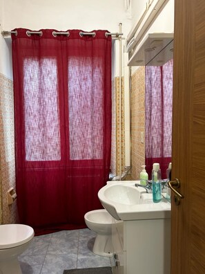 Standard Quadruple Room, Garden View | Bathroom - VENICE NIGHT 25 FAMILY ROOM D (Mestre)