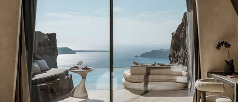 Cave Suite Caldera View with Private Pool | 1 camera, biancheria da letto di alta qualità, minibar