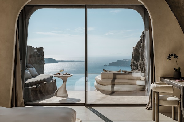 Cave Suite Caldera View with Private Pool | 1 slaapkamer, luxe beddengoed, een minibar, een kluis op de kamer