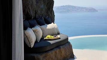 Cave Suite Caldera View with Private Pool | Terrace/patio