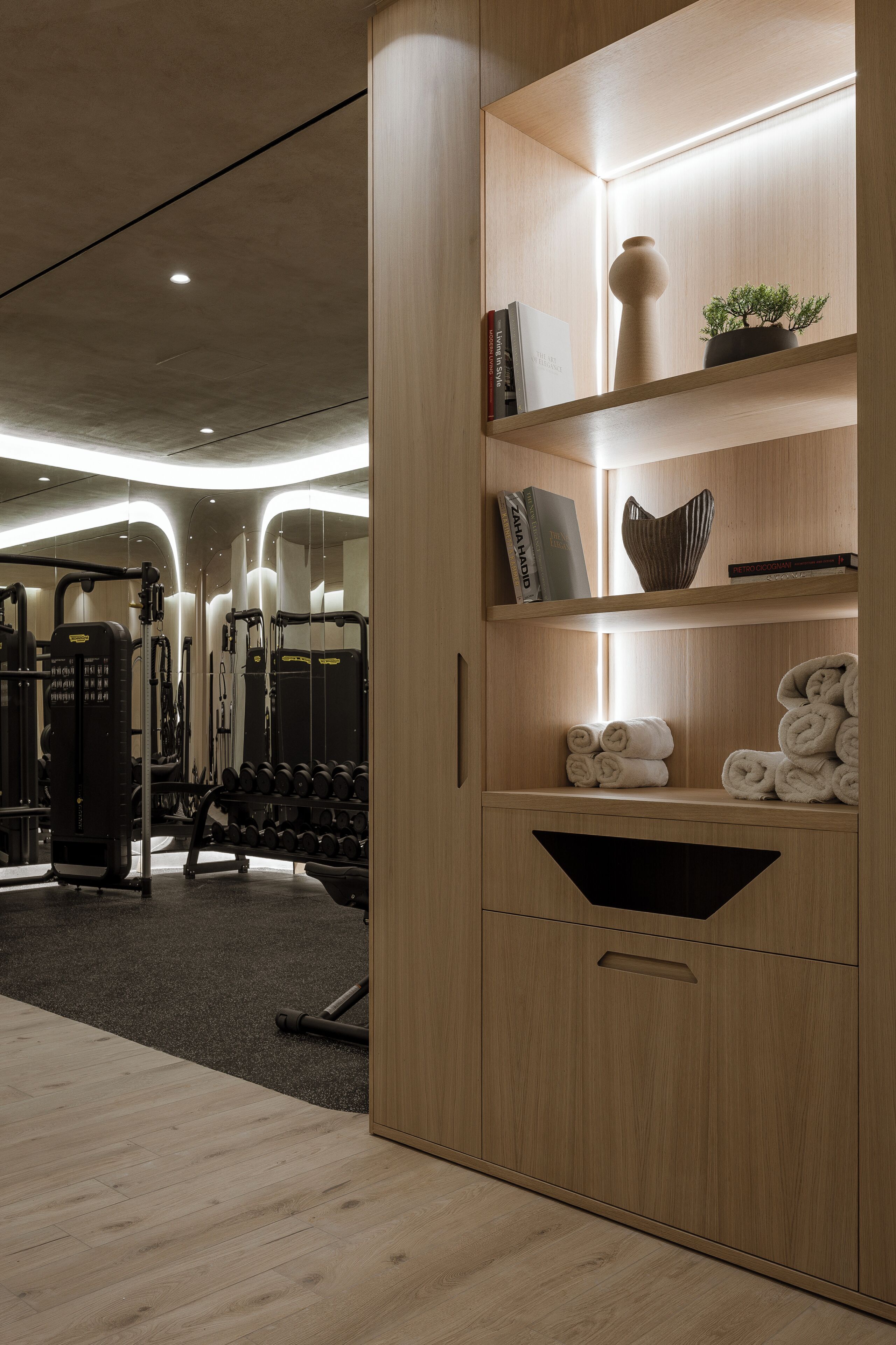 Ett gym med träskåp, en spegel och träningsutrustning.