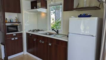 Refrigerador, microondas, parrilla de estufa y cafetera y tetera