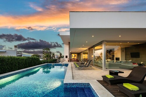 Villa Dodola - 5 bedroom modern style villa - great views of river! Walk to rest