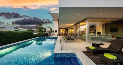 Villa Dodola - 5 bedroom modern style villa - great views of river! Walk to rest