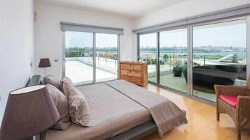 5 bedrooms, iron/ironing board, WiFi, bed sheets