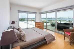 5 chambres, fer et planche à repasser, Wi-Fi, draps fournis