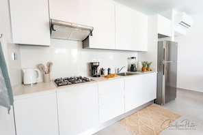 Frigorífico, microondas, placa de cocina y cafetera o tetera