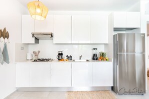 Kjøleskap, mikrobølgeovn, kokeplater og kaffetrakter/tekoker