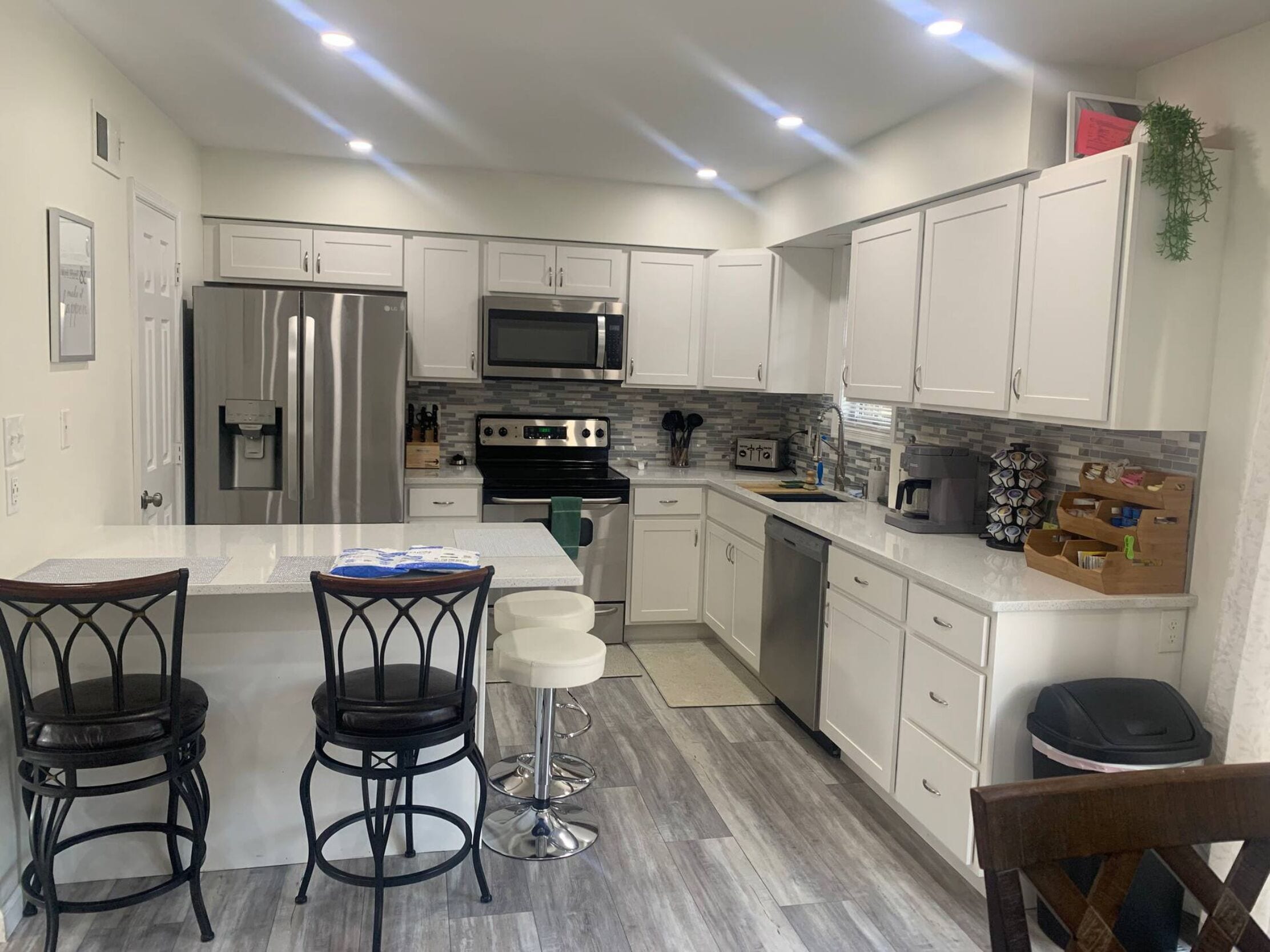 Køleskab, mikrobølgeovn, ovn, kogeplade